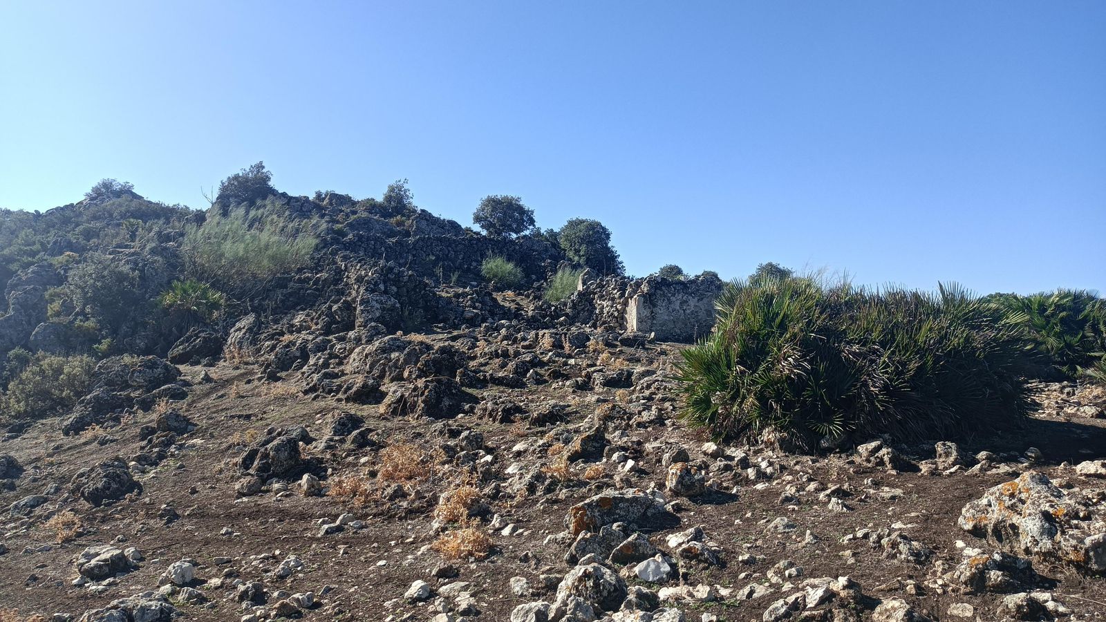 Restos de un antiguo cortijo en el Puerto de la Ventana.