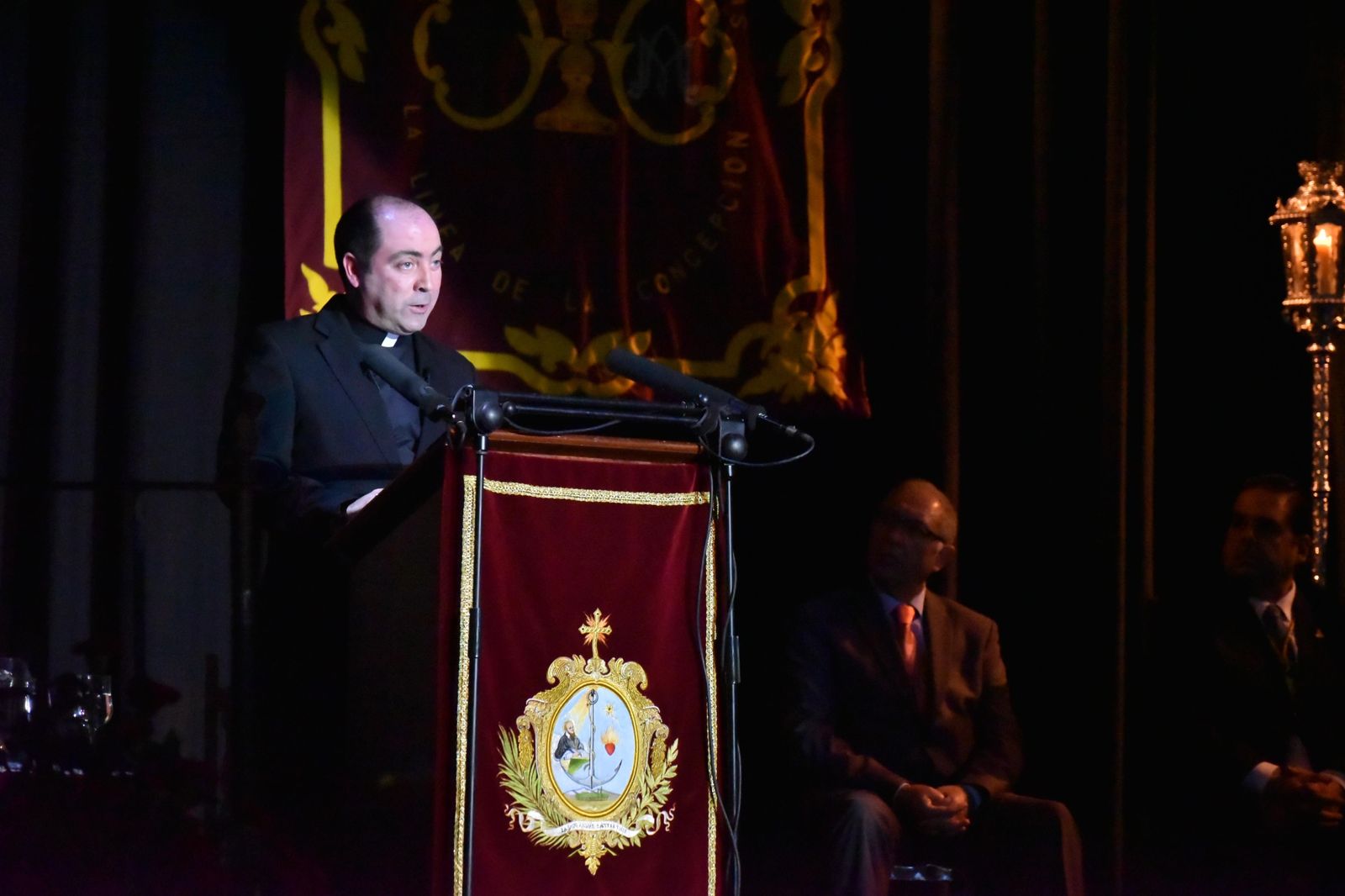 El padre Juan Antonio Perdigones pregona la Semana Santa de La Línea, ayer desde el teatro del colegio Salesianos.
