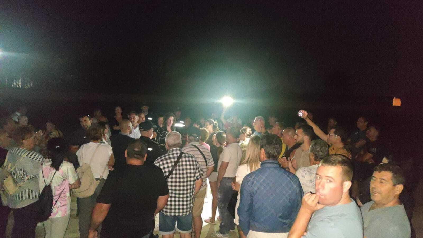 El encuentro de la alcaldesa se prolongó hasta la noche. Los vecinos tuvieron que usar la linterna de sus móviles