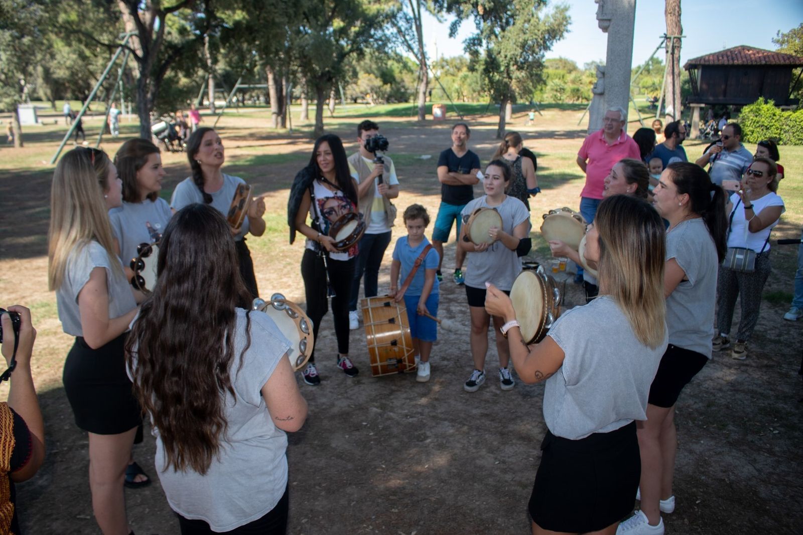 Actuación de pandereteiras Xacarandaina en la romería gallega en el Parque del Alamillo.