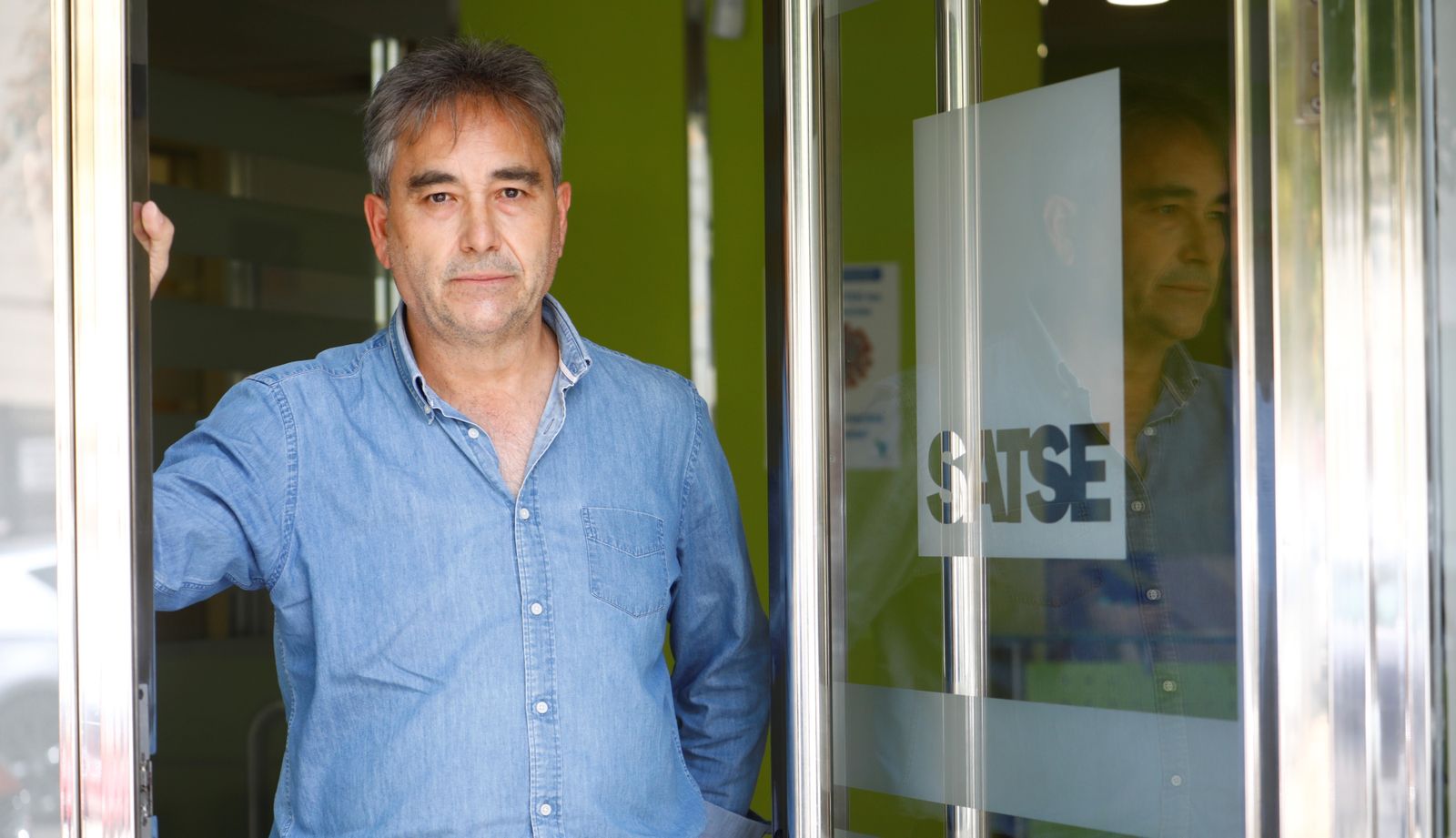 Manuel Cascos, en la puerta de la sede de Satse en Córdoba.