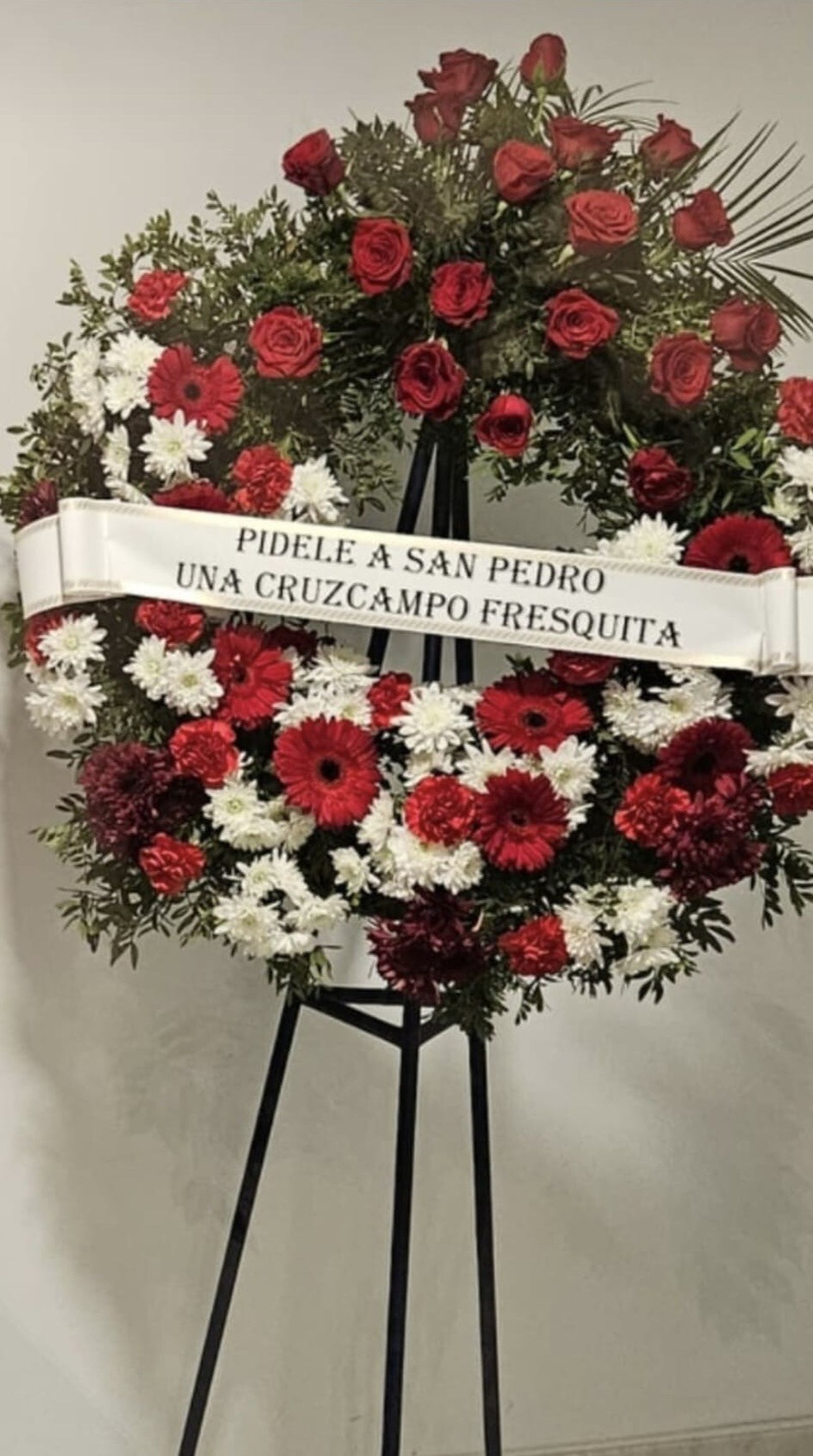 La simpática despedida de una familia a su difunto en Sevilla