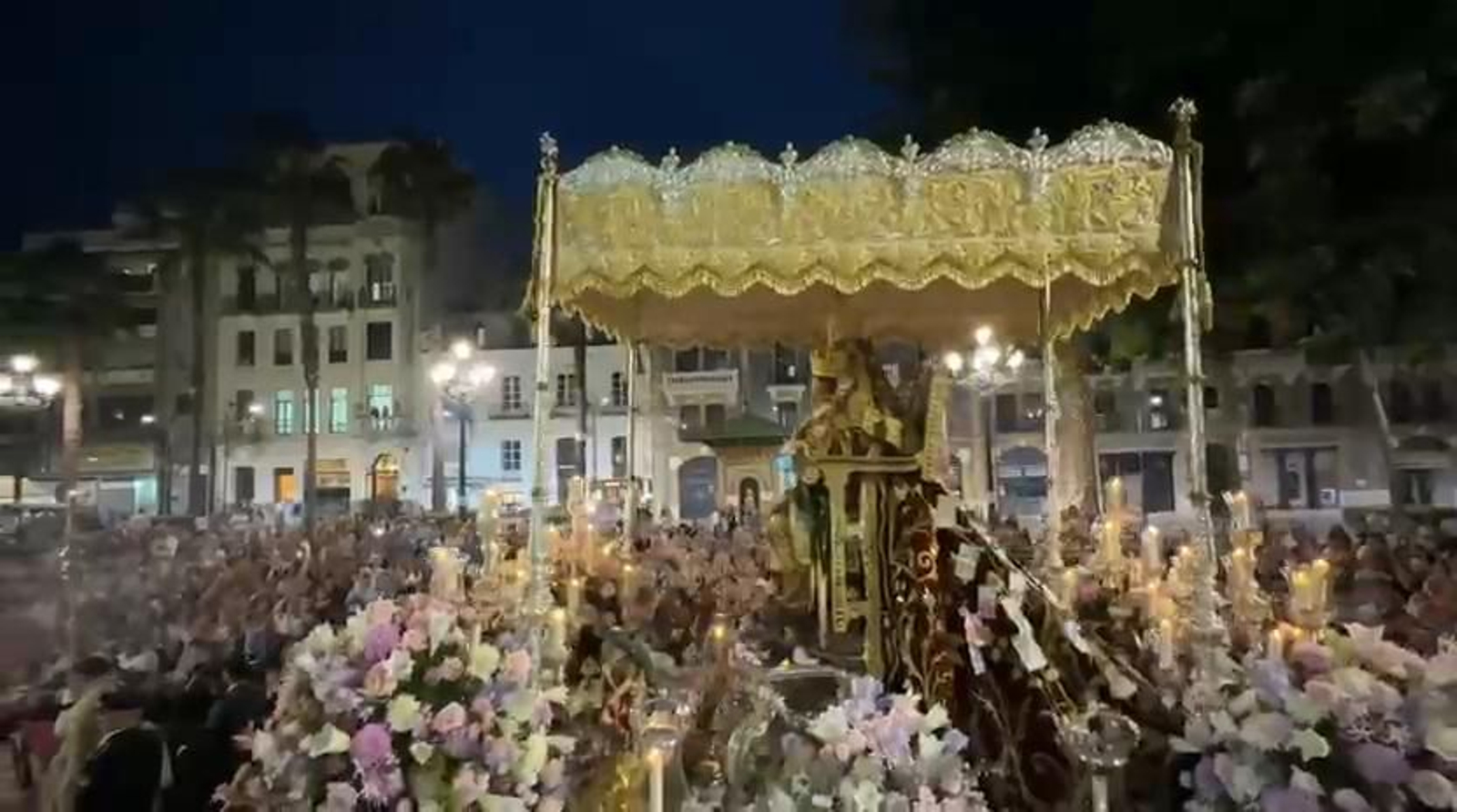 La Virgen de La Bella a su entrada en el recorrido oficial.
