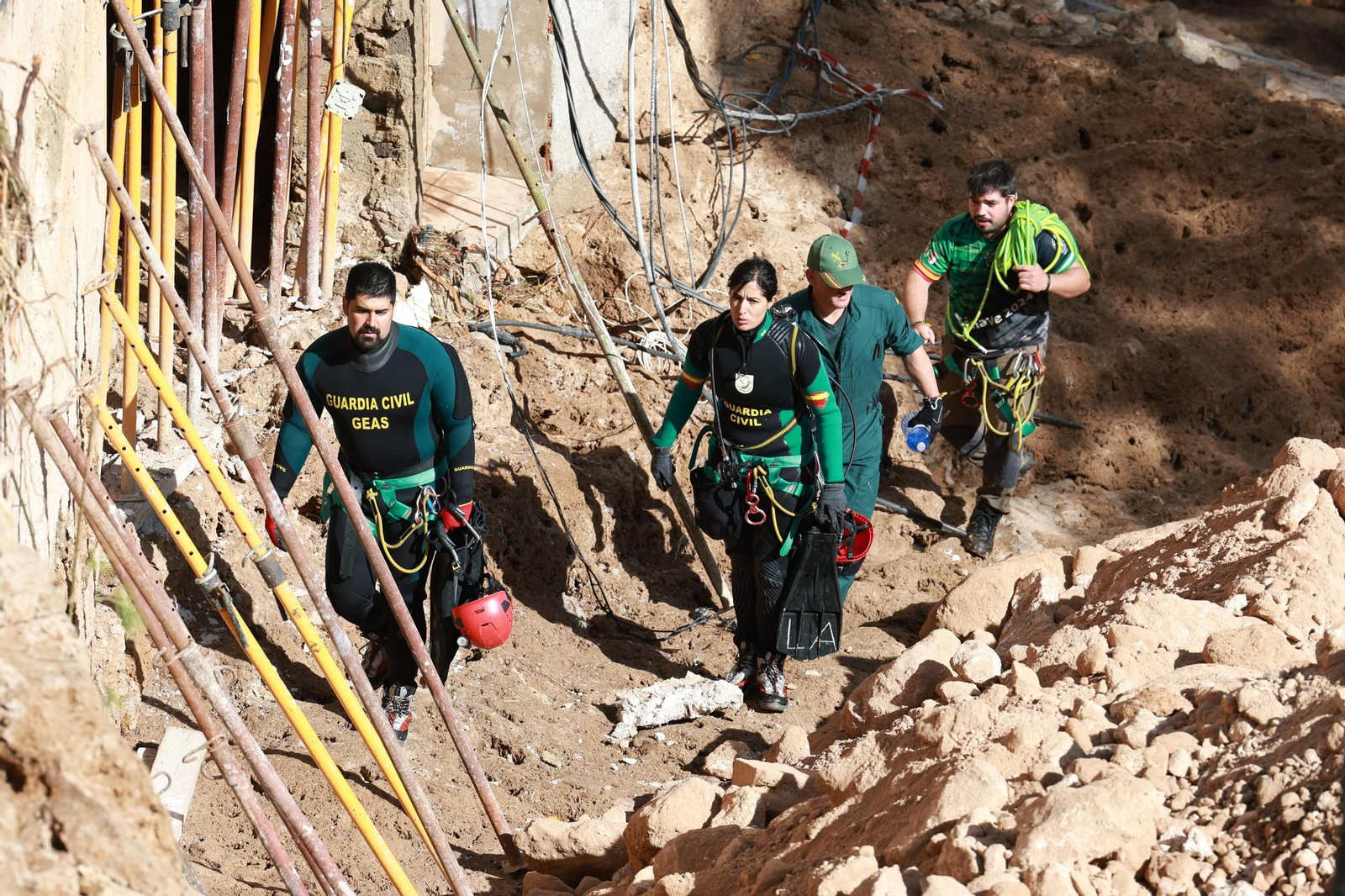 Miembos de de la Guardia Civil en la zona devastada en Letur. Miembos de de la Guardia Civil en la zona devastada en Letur.