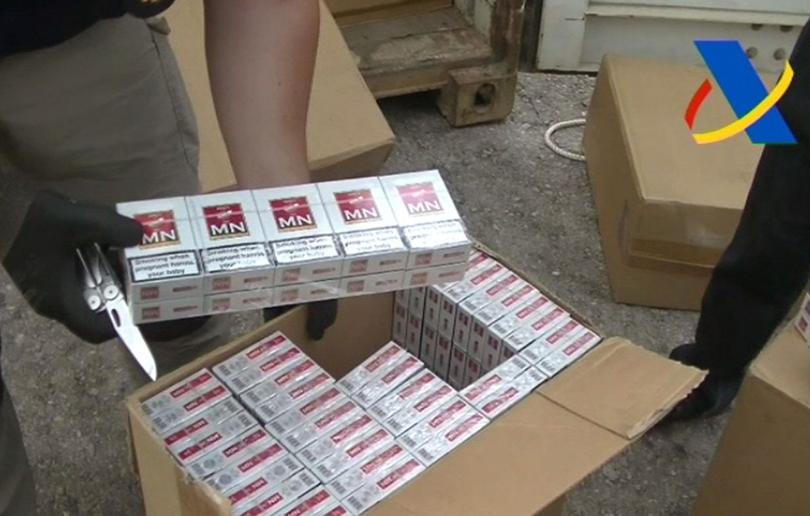 Un agente de Aduanas muestra tabaco de contrabando.