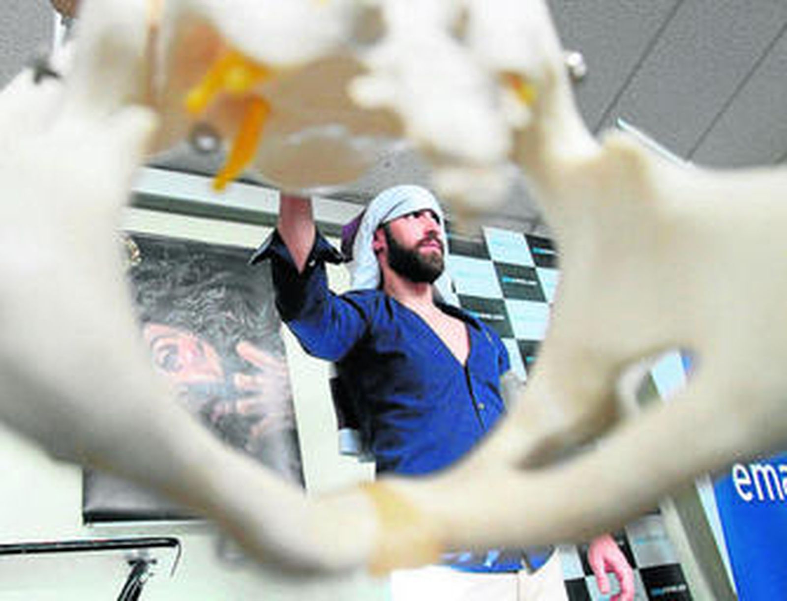 Los costaleros aprenden a ponerse el costal, realizar la carga y colocar las piernas para no lesionarse.