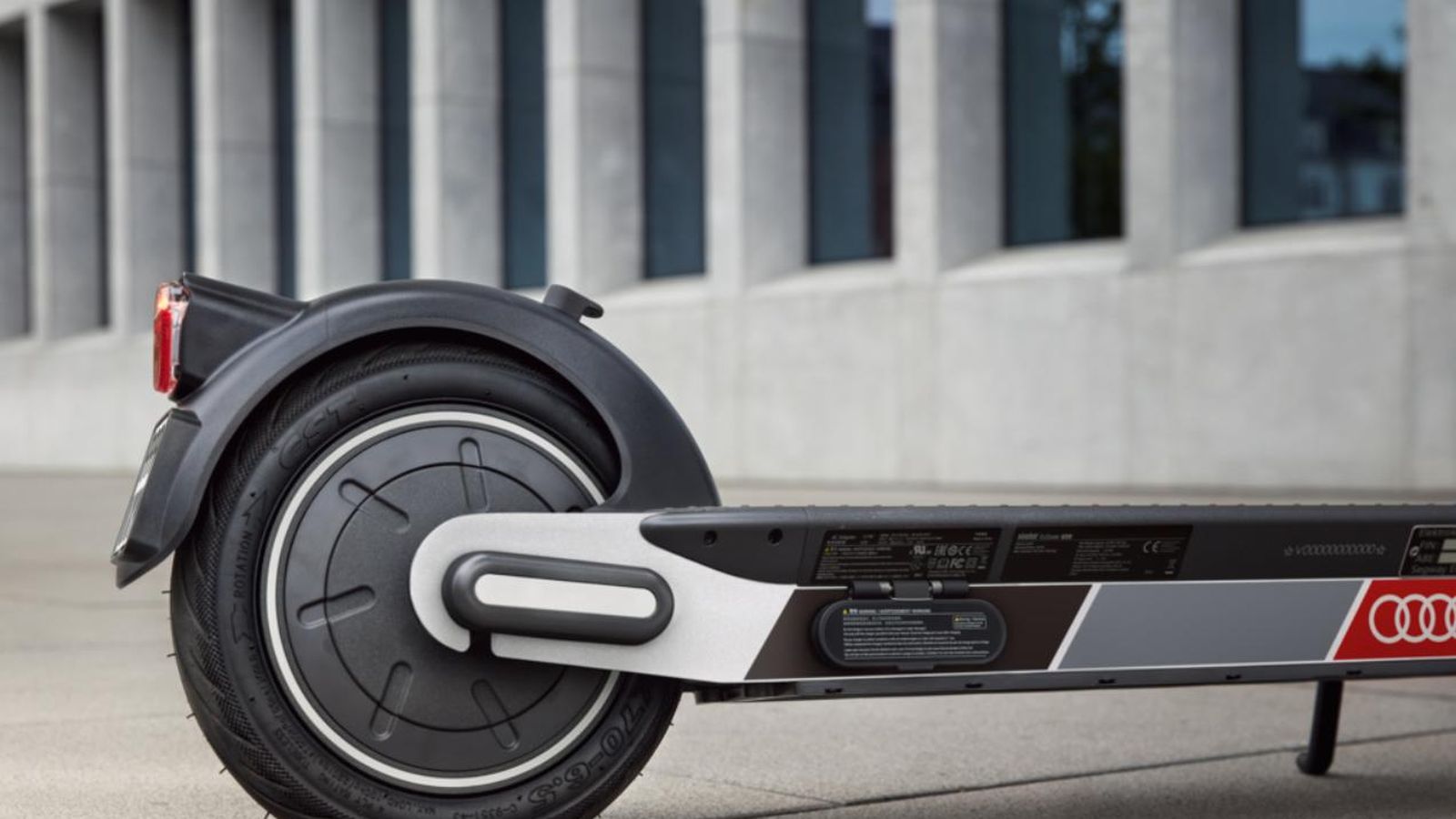 El patinete de Audi tiene un freno mecánico en el eje delantero y frenada eléctrica, para recuperar energía cinética, en la rueda trasera.