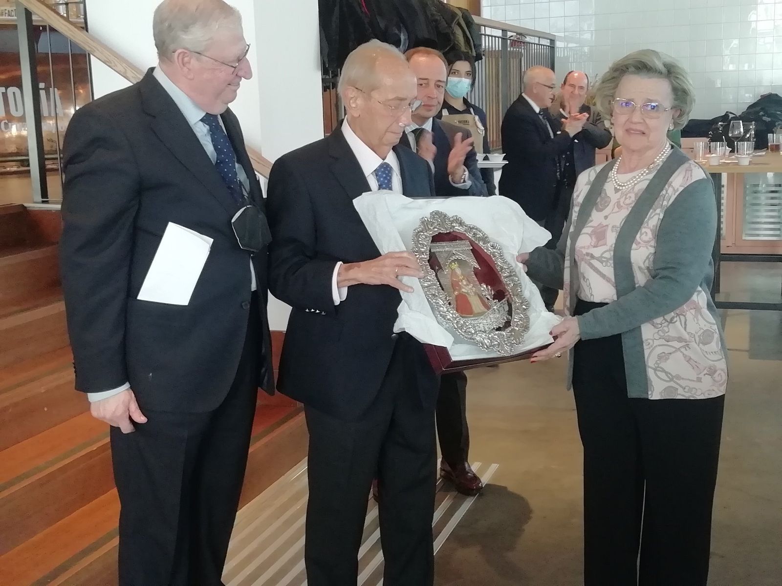 Francisco Vélez entrega un reconocimiento a Sainz junto a uno de sus hijos y su esposa