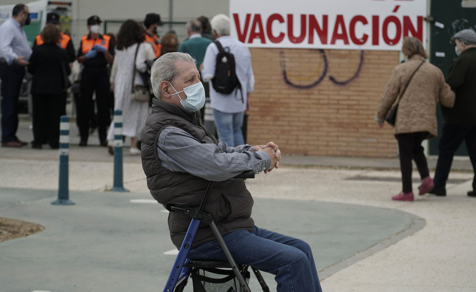 Un hombre espera a las puertas del centro de vacunación en el pabellón deportivo de Los Bermejales.