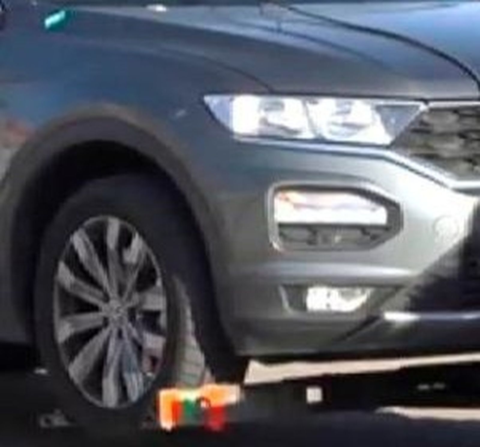 Imagen del T-ROC de Óscar recogida por unas cámaras de televisión sin la abolladura que aparece en el informe del ERAT