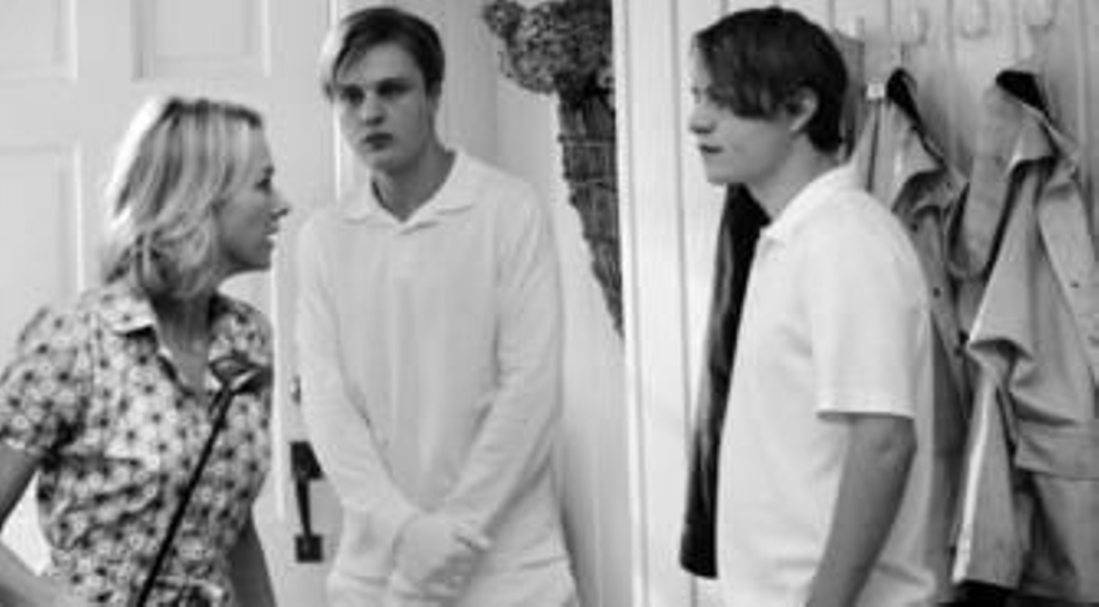 Naomi Watts se enfrenta en esta versión a los jóvenes Michael Pitt y Brady Colbert.