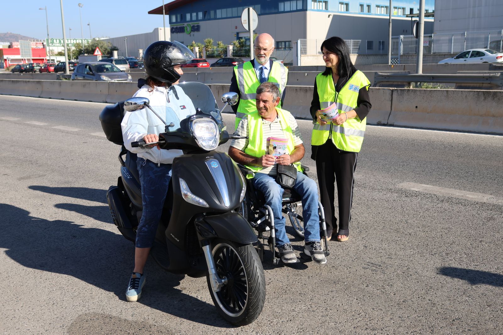 Miembros de Aspaym, durante el inicio de la campaña contra las distracciones en la conducción