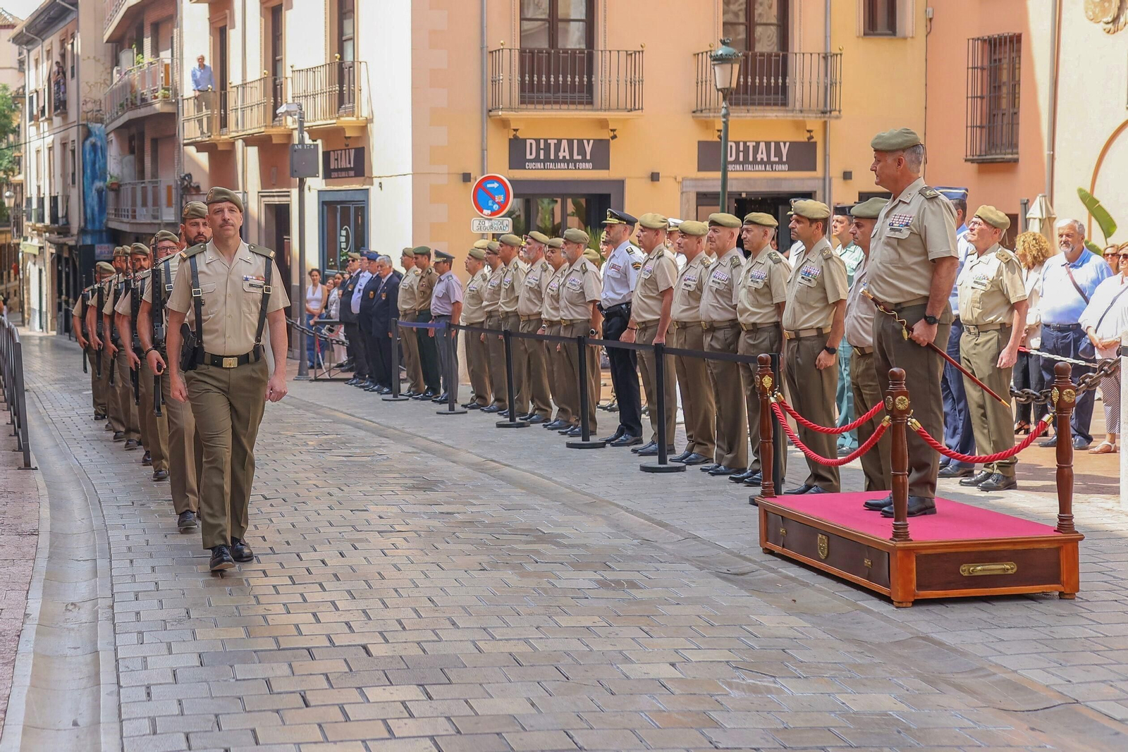 Fotos: el acto de izado de la bandera de España en Granada por el Día de las Fuerzas Armadas