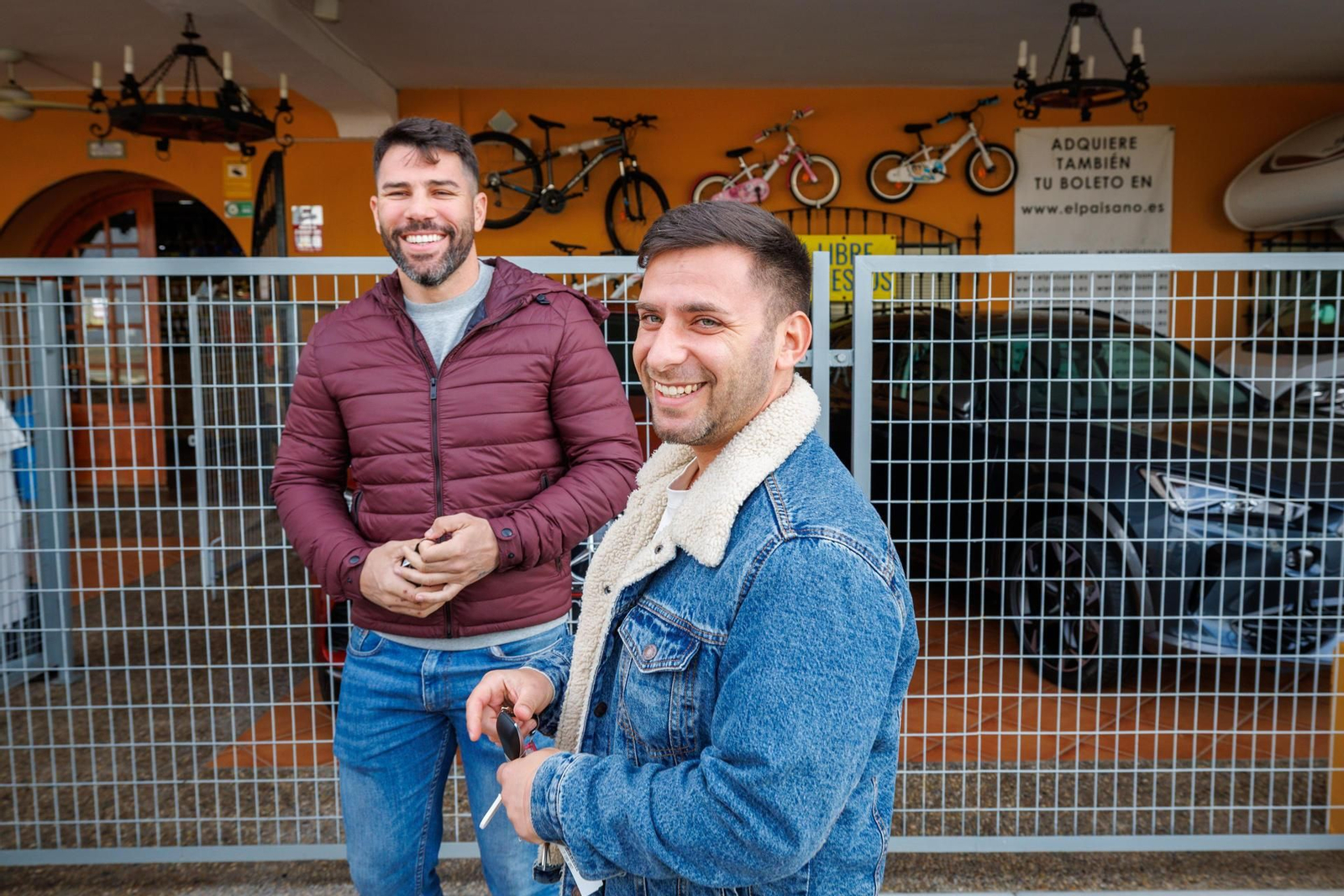 El joven de Santa Cruz de Tenerife Aarón (d), agraciado con la cesta ‘La Niña’, que sortea la Venta El Paisano de Utrera (Sevilla) con premios valorados en 750.000 euros, posa junto a su cuñado Goyo (i)