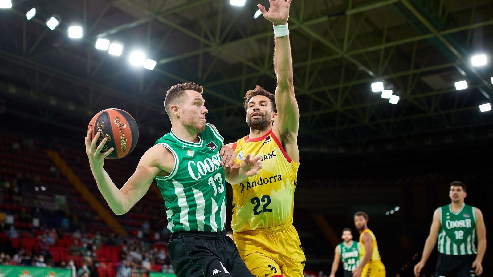 Bertans busca un pase ante Crawford.