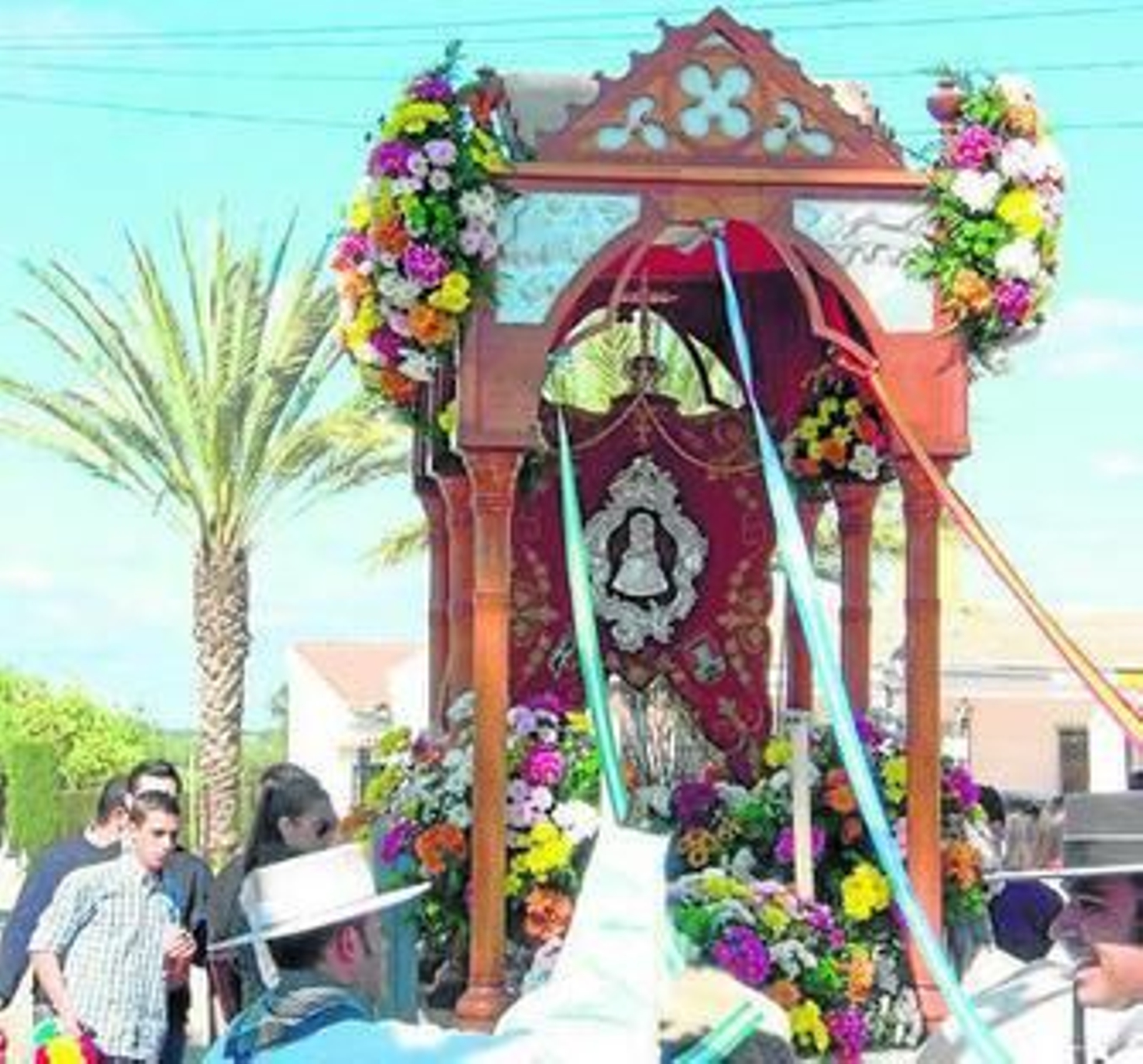 El Simpecado de la Hermandad de Clarines durante la romería chica.