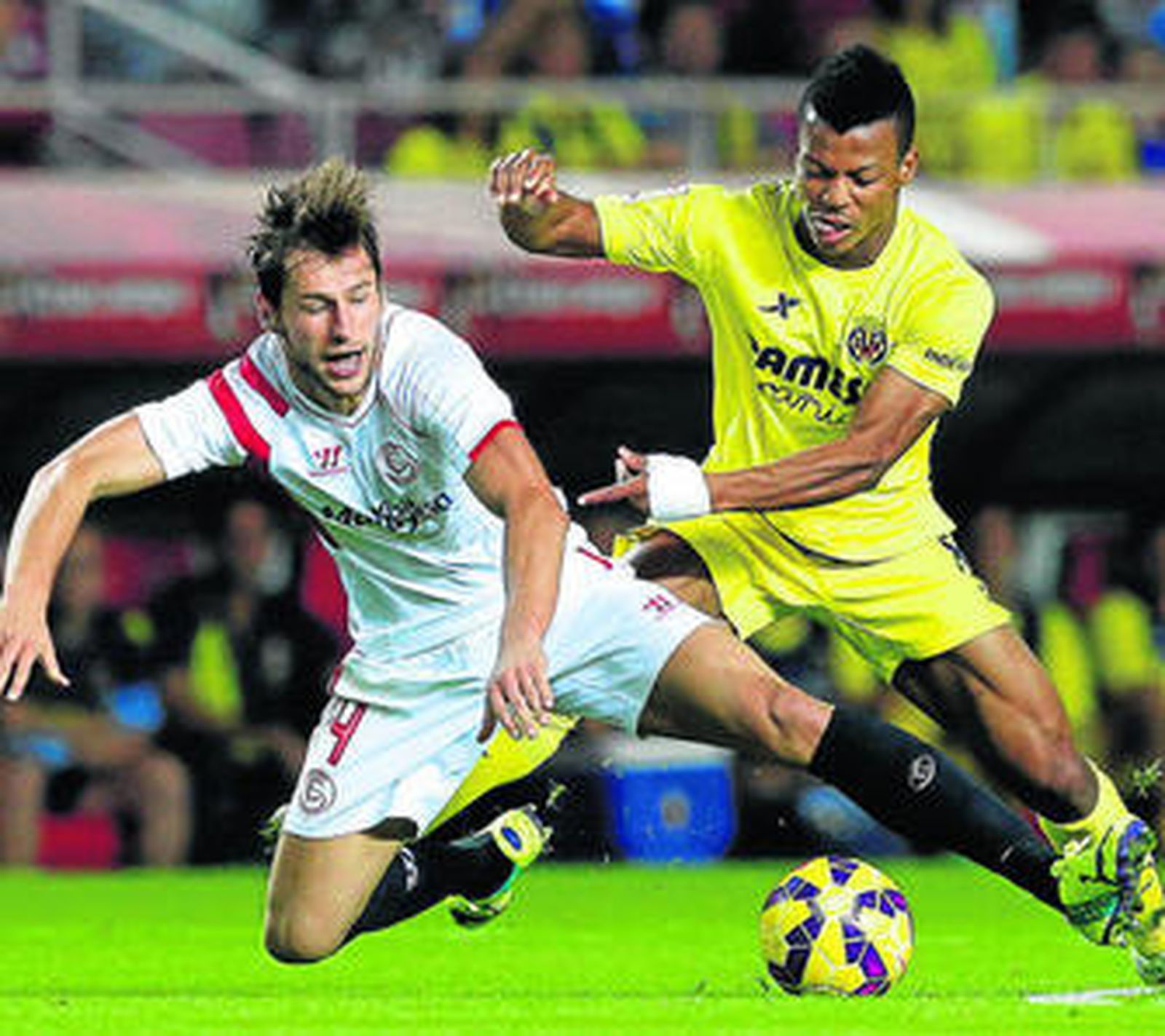 Krychowiak trata de proteger el balón ante la presión de Uche, pero el polaco se va al suelo.