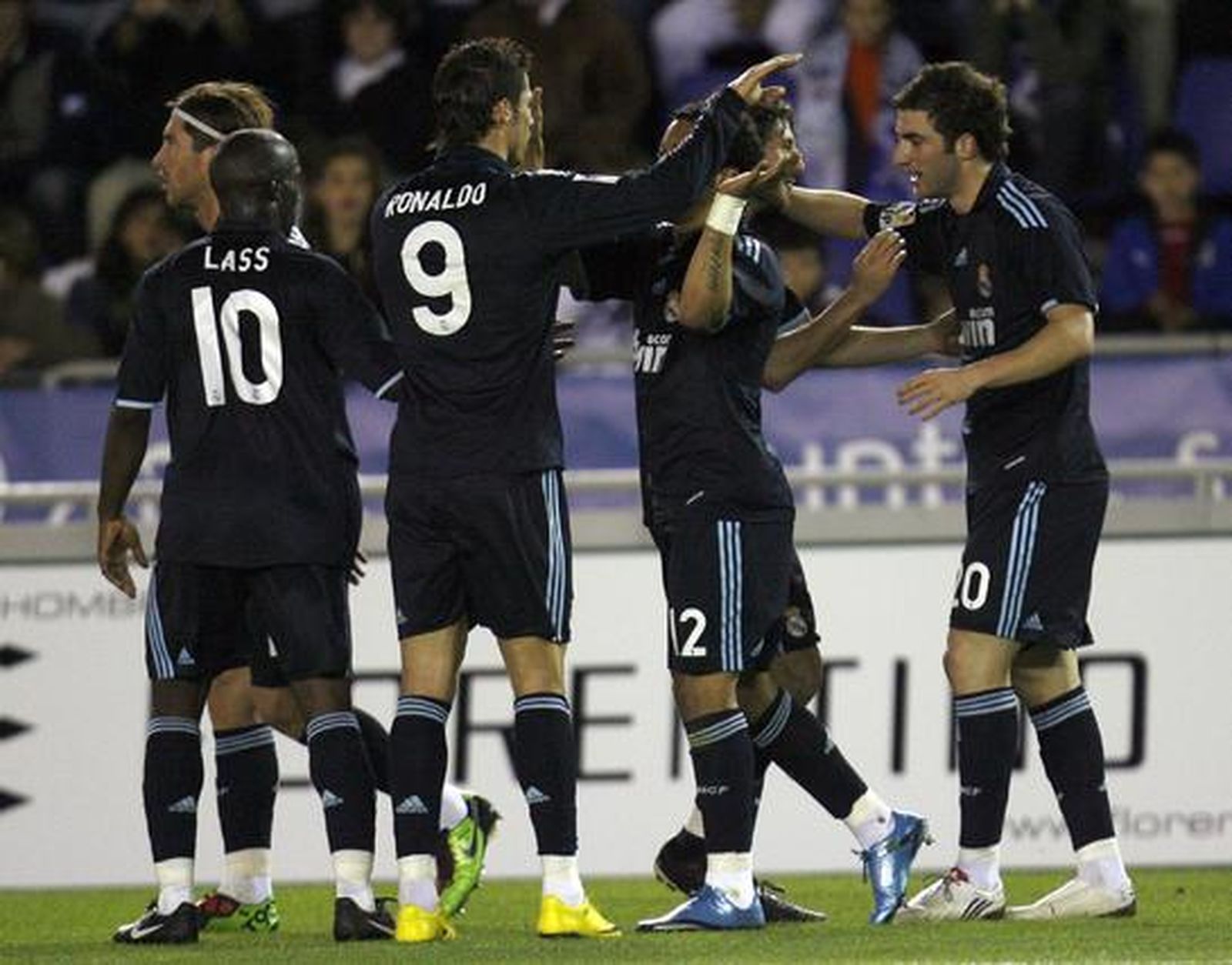 Los de Pellegrini golean al Tenerife en el Heleliodoro Rodríguez López con goles de Higuaín (dos), Kaká, Ronaldo y Raúl. / AFP · EFE · Reuters
