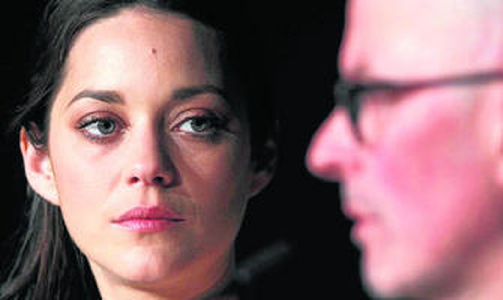 Marion Cotillard, protagonista de 'De roulle et d'os', mira al director Jacques Audiard, ayer en Cannes.