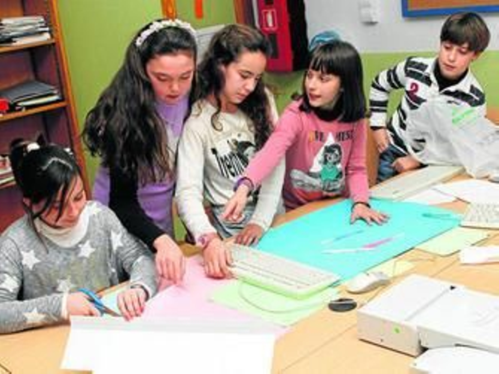 1. El profesor Juan Miguel Nievas, jefe de estudios del CEIP Sierra Elvira, coordina al grupo de once alumnos que participará en la fase provincial de la First Lego League. 2. El equipo del Sierra Elvira trabaja en el póster de valores, donde deben explicar qué han aprendido en el proyecto. 3. El del Sierra Elvira es uno de los equipos más 'jóvenes' de Granada, con alumnos de quinto y sexto de Primaria.