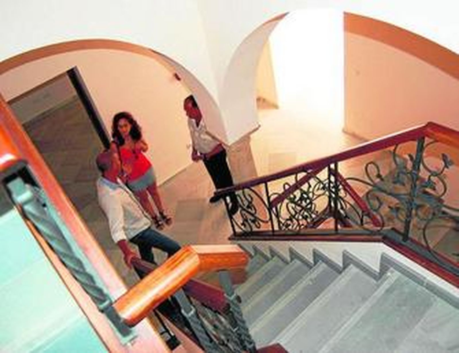 Los ediles de Cultura y Turismo y el director del museo municipal en la Casa Urrutia.