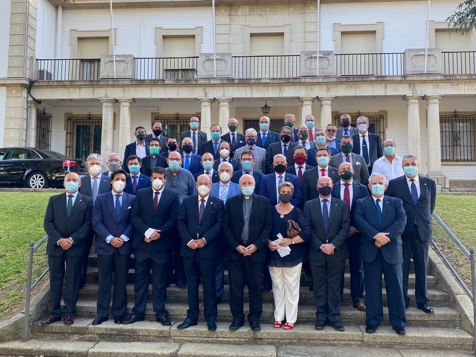Foto de familia de José Vilaplana con el Consejo de Hermandades y Cofradías de Huelva y los hermanos mayores.