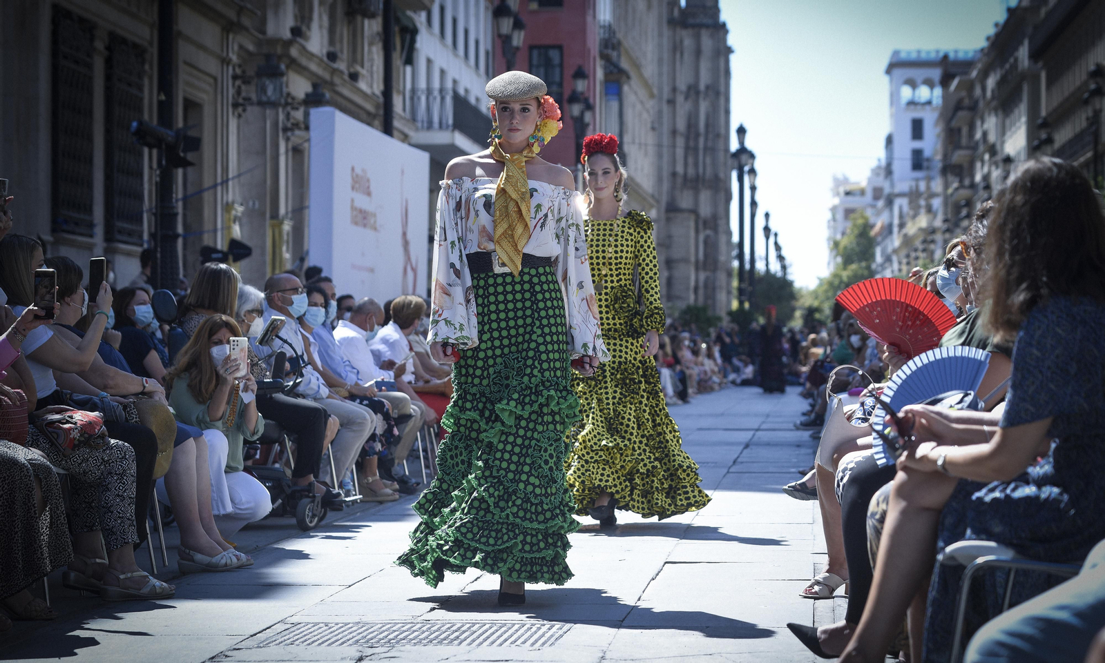 El desfile de moda flamenca de la Avenida de la Constitución, en imágenes
