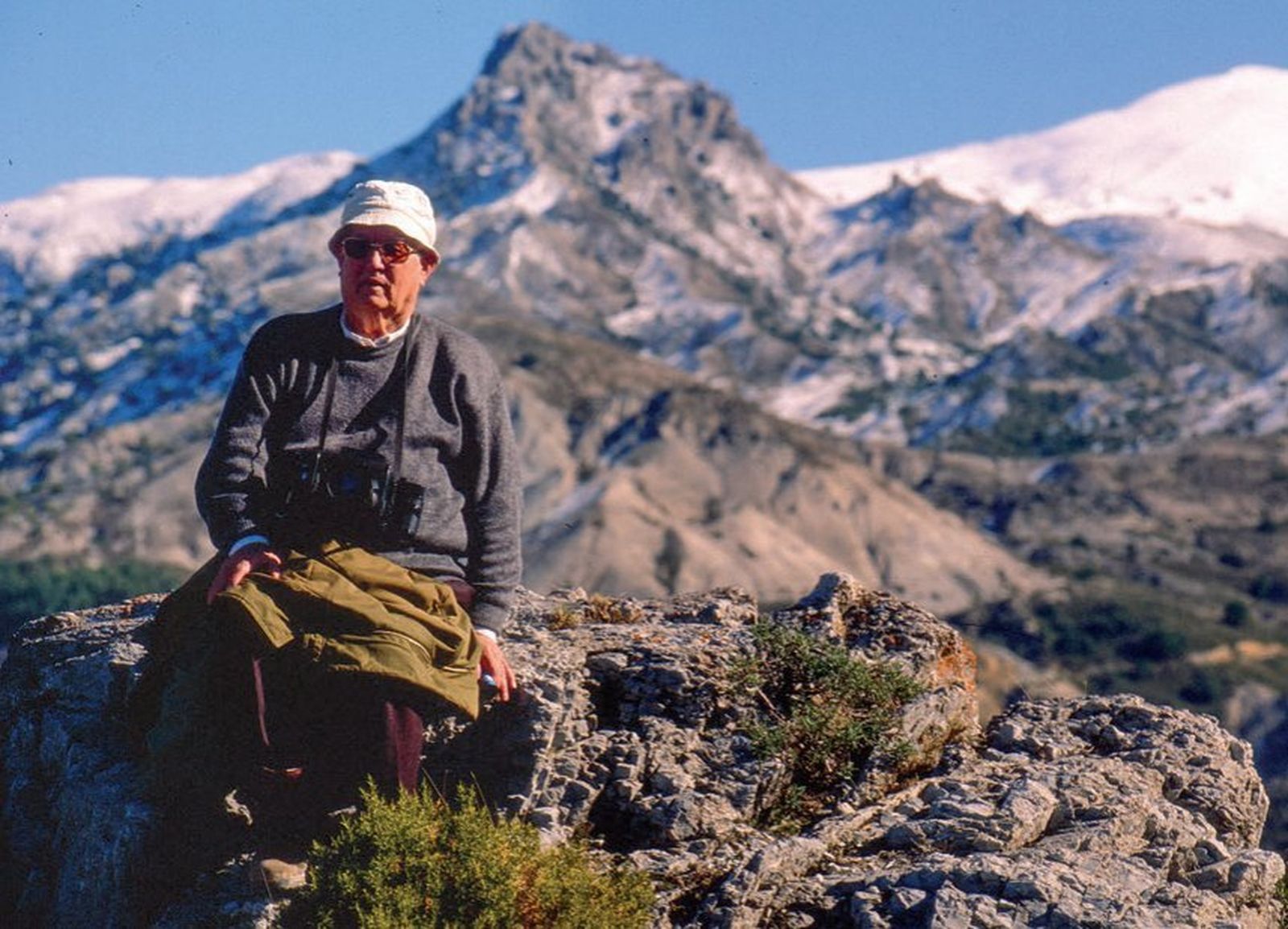 El padre Ferrer, con el Trevenque al fondo.