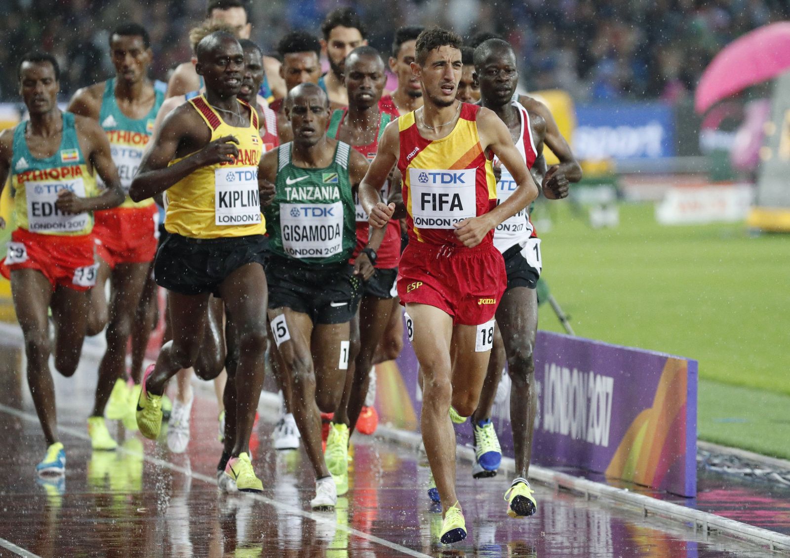 Ilias Fifa, español que corría ayer los 5.000 metros, en los minutos iniciales de la prueba.