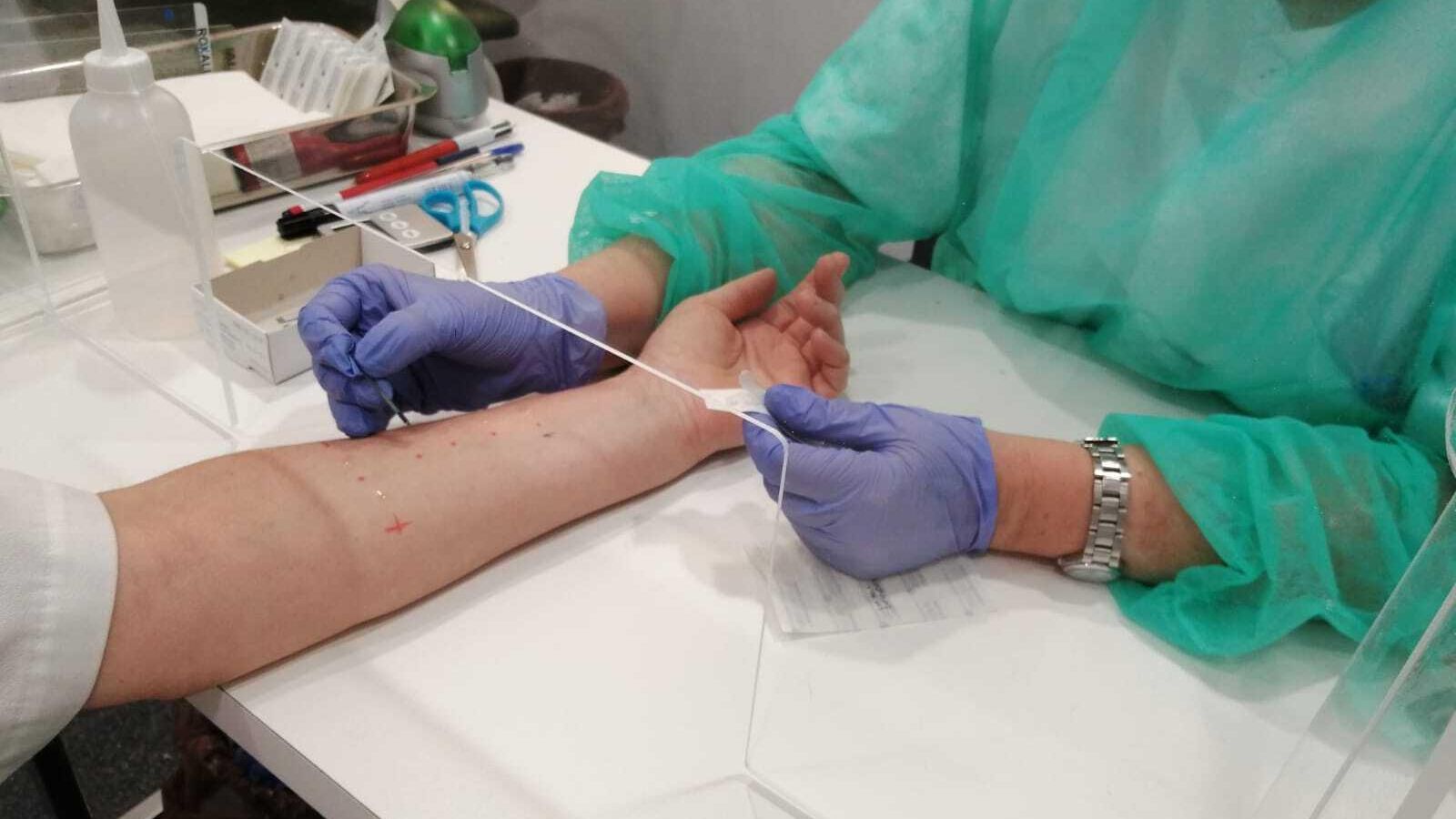 Un paciente se realiza las pruebas de alergia en la consulta del especialista