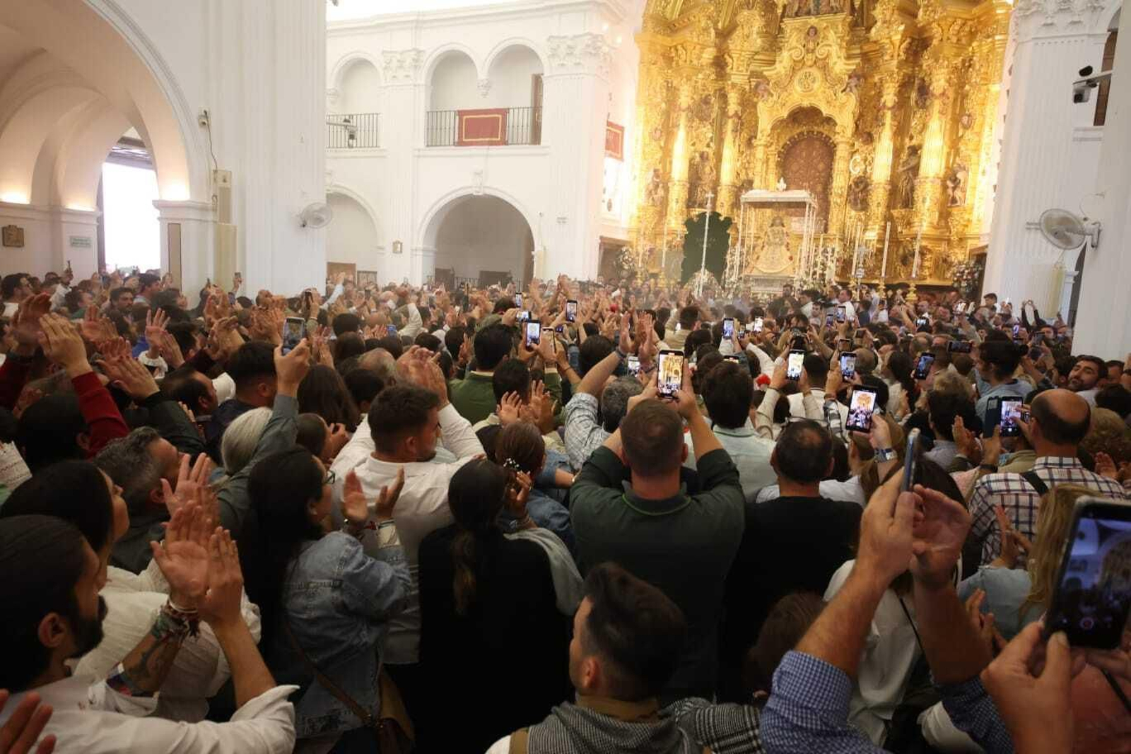 El Simpecado de Jerez a los pies de la Virgen del Rocío