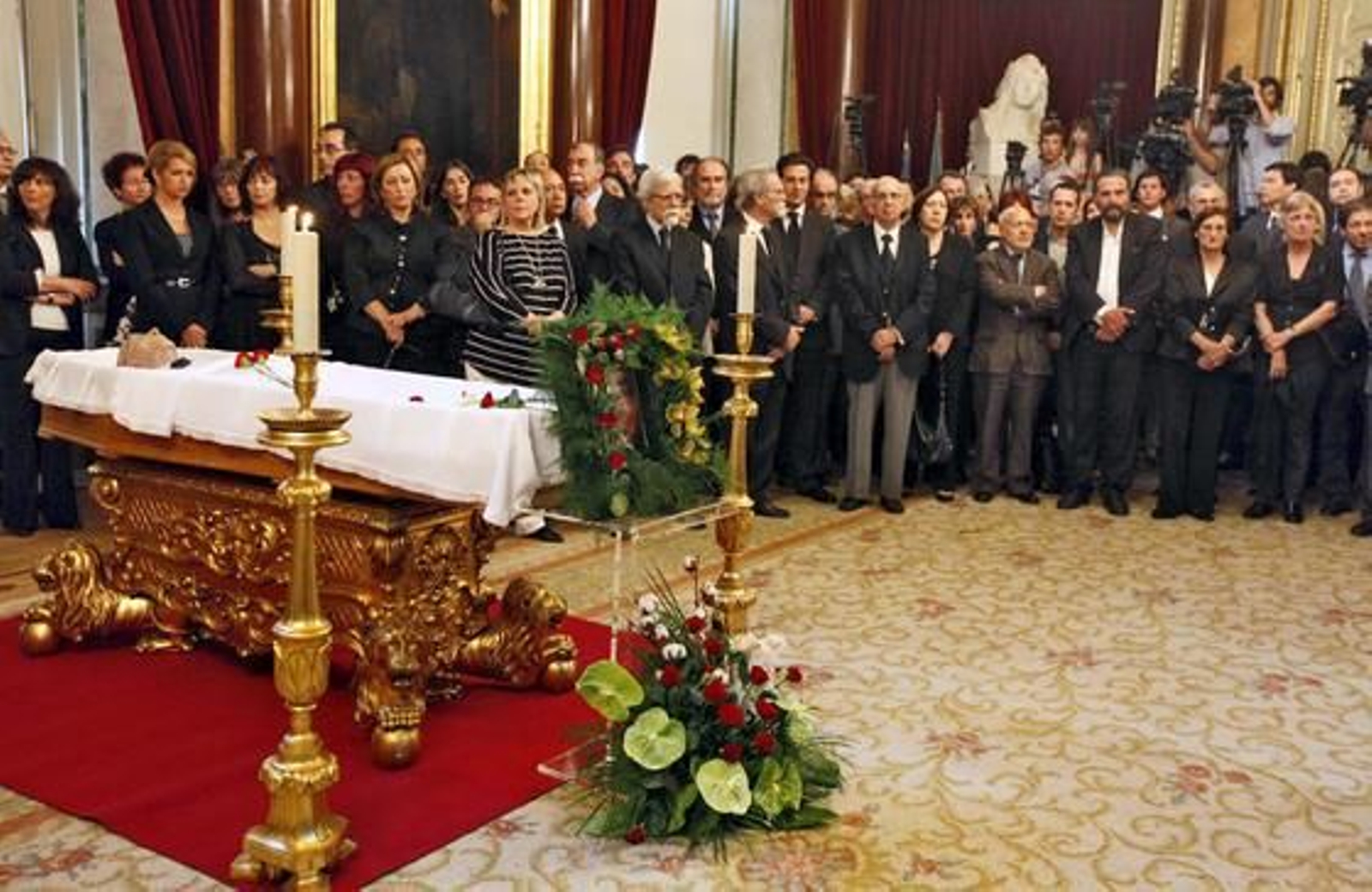 Intelectuales, políticos y cientos de portugueses se despiden del escritor.

Foto: EFE/ AFP/ Reuters