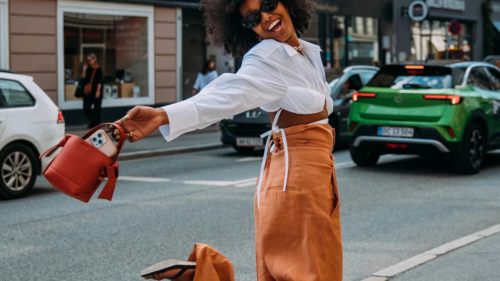 Los pantalones anchos y de colores se adueñan de todos los looks esta primavera.