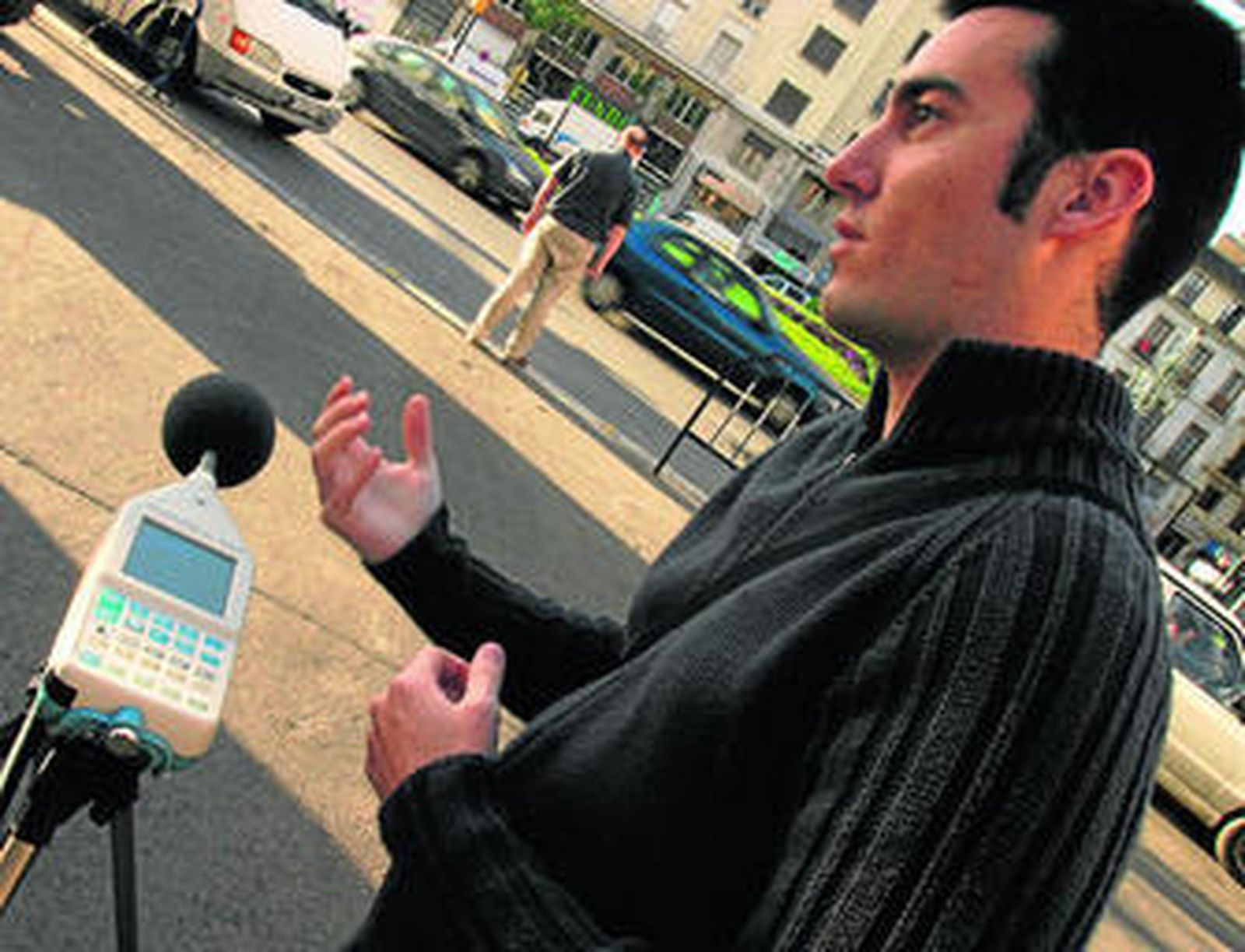 Un técnico mide el ruido con un sonómetro.