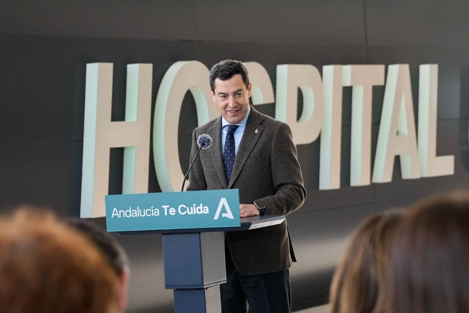 Juanma Moreno en una visita esta mañana al hospital de Torrecárdenas en Almería.