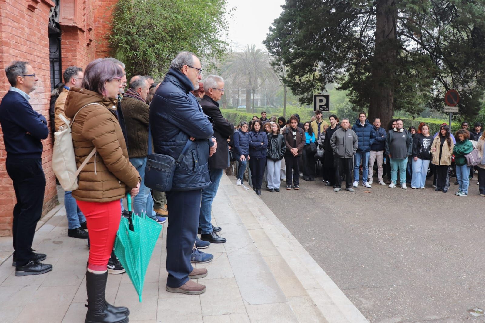 Minuto de silencio a las puertas del Colegio Máximo.