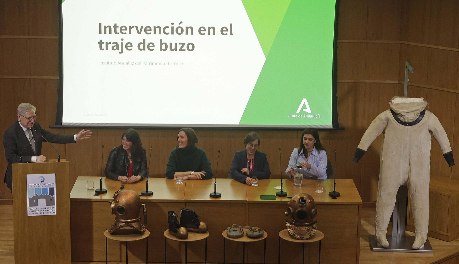 Fotos de la restauración de un traje clásico de buzo de la primera mitad del siglo XX en Algeciras