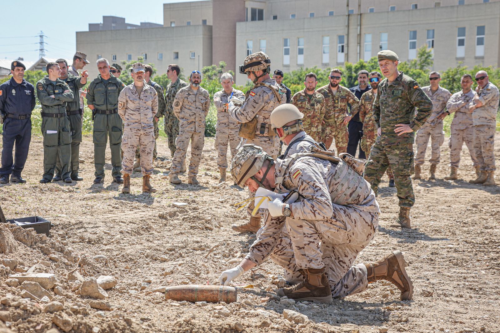 Fuerzas Armadas: Así se adiestran los equipos de desactivación de explosivos en Cádiz