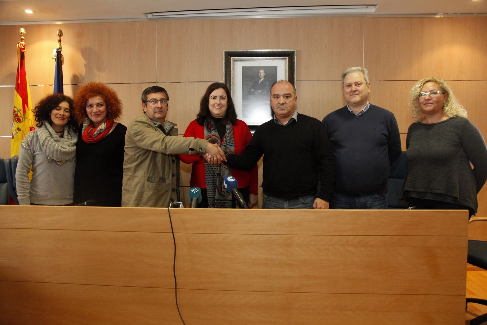 La alcaldesa, Yolanda Rubio, ayer, flanqueada por Francisco Martín, de Sí se Puede, y Sebastián Rivero, de IU, junto a otros ediles de ambos partidos.