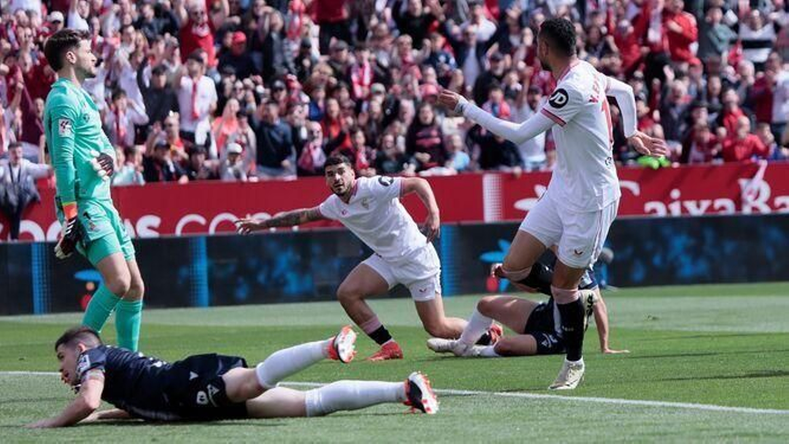 En-Nesyri acaba de rematar el primer gol tras la parada de Álex Remiro a Isaac.
