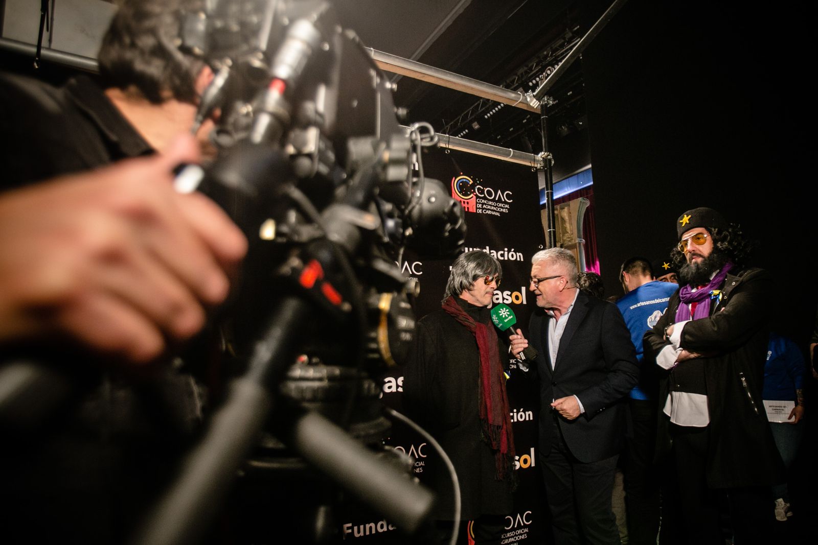 Entrevista de Canal Sur a Juan Carlos Aragón tras una actuación de su chirigota ‘Er Chele Vara’.