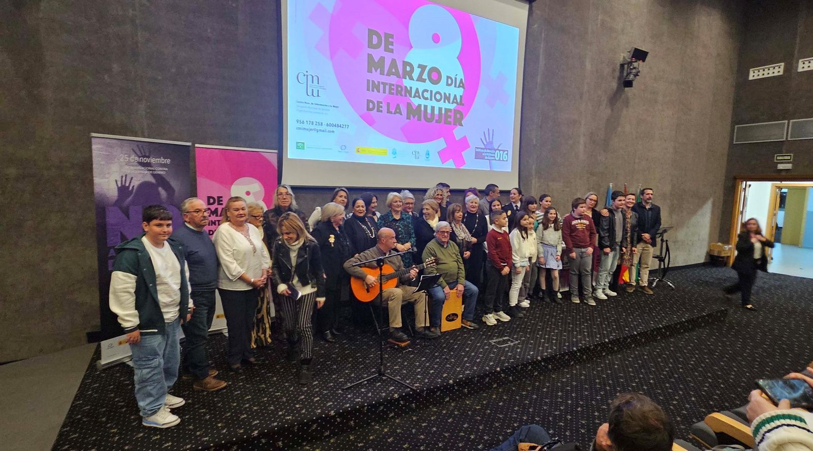 Foto de familia de las galardonadas con el Premio a la Mujer Linense 2025.