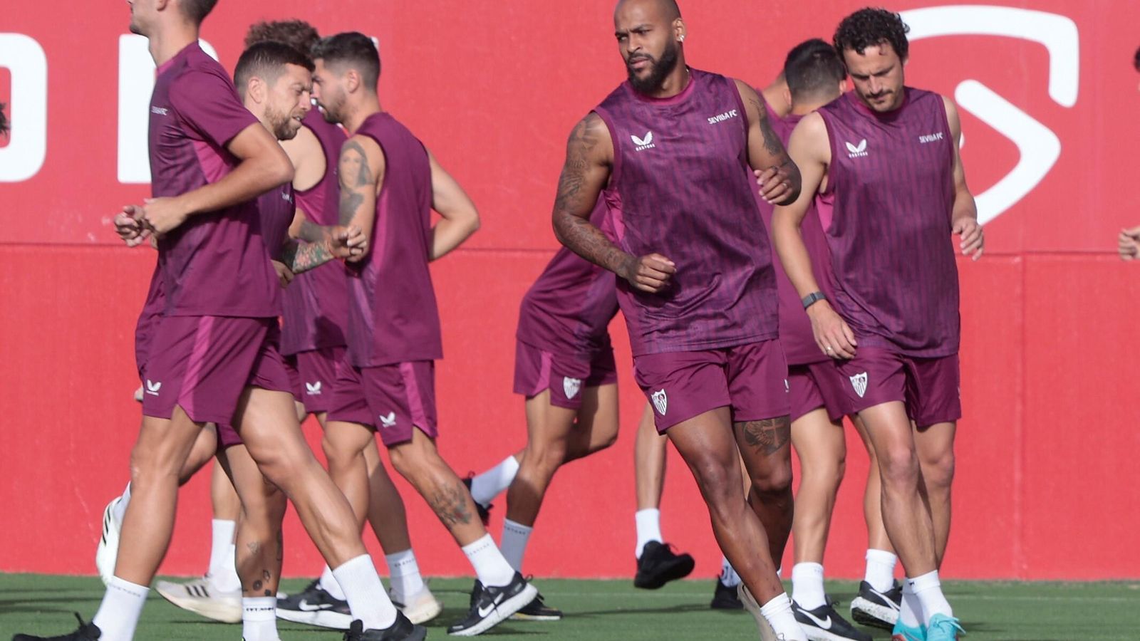 Marcao realiza ejercicios entre Kike Salas, Papu y Delaney.