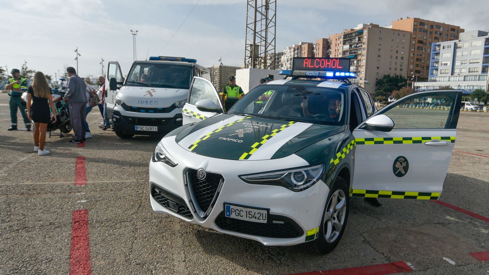 Las fotos de la exhibición de medios de la Guardia Civil en el llano amarillo