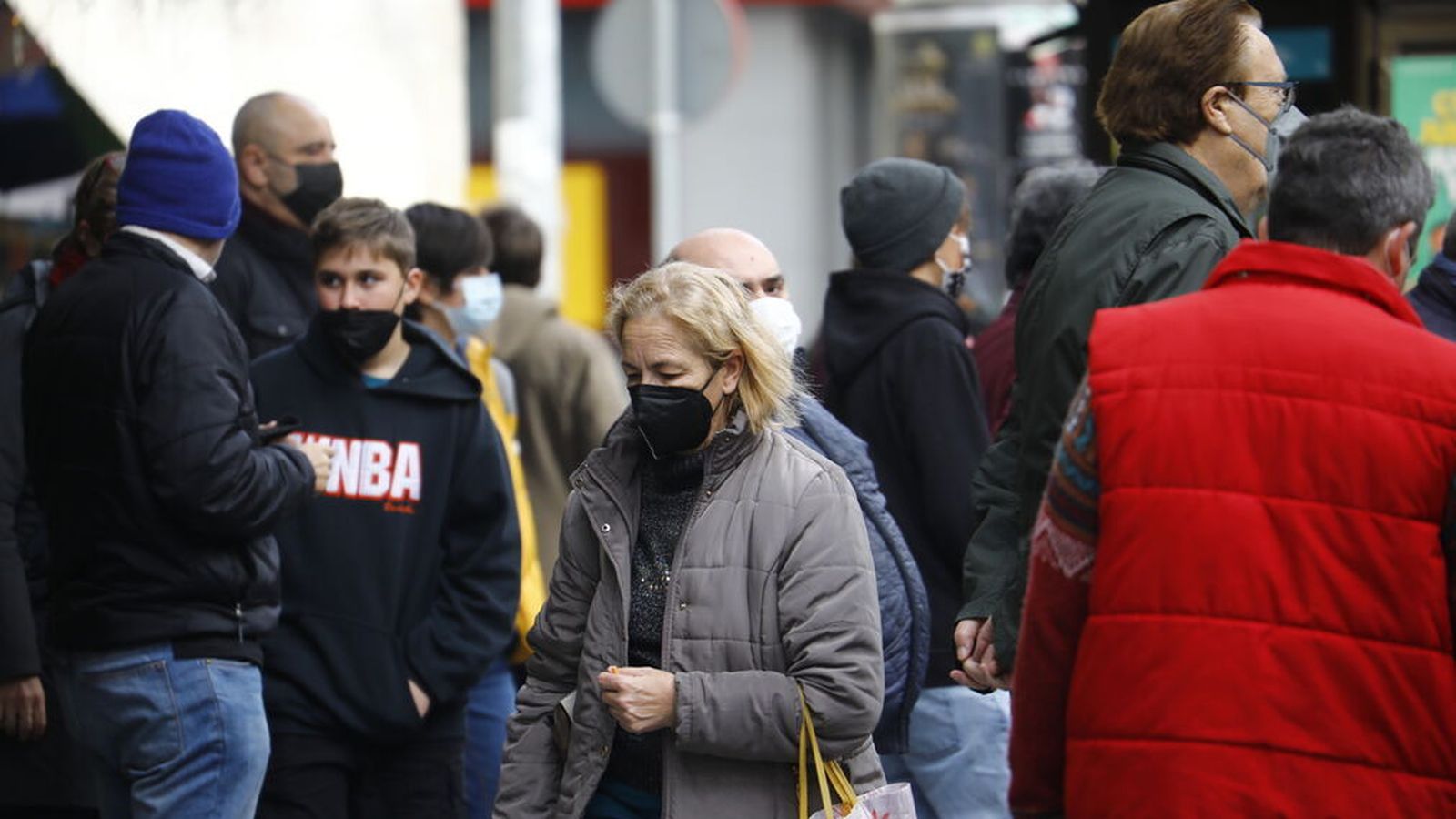 Varias personas caminan por el centro de la ciudad de Córdoba.