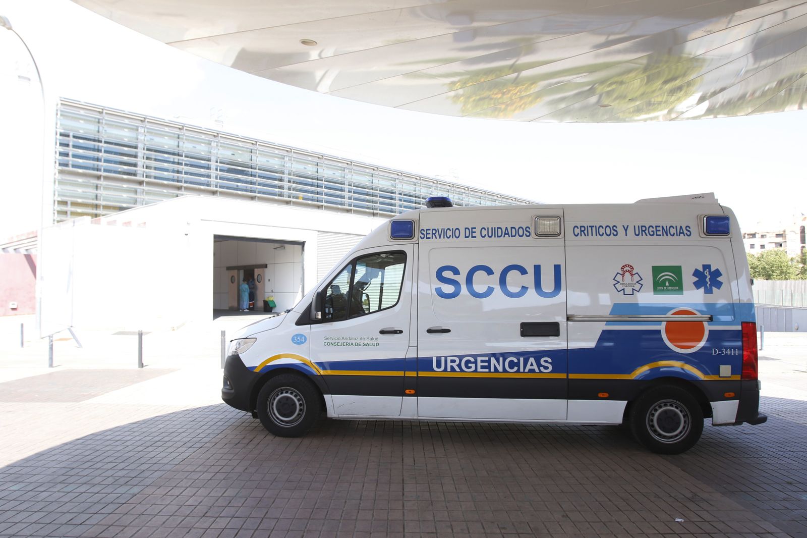 Una ambulancia, junto al centro de salud Castilla del Pino.