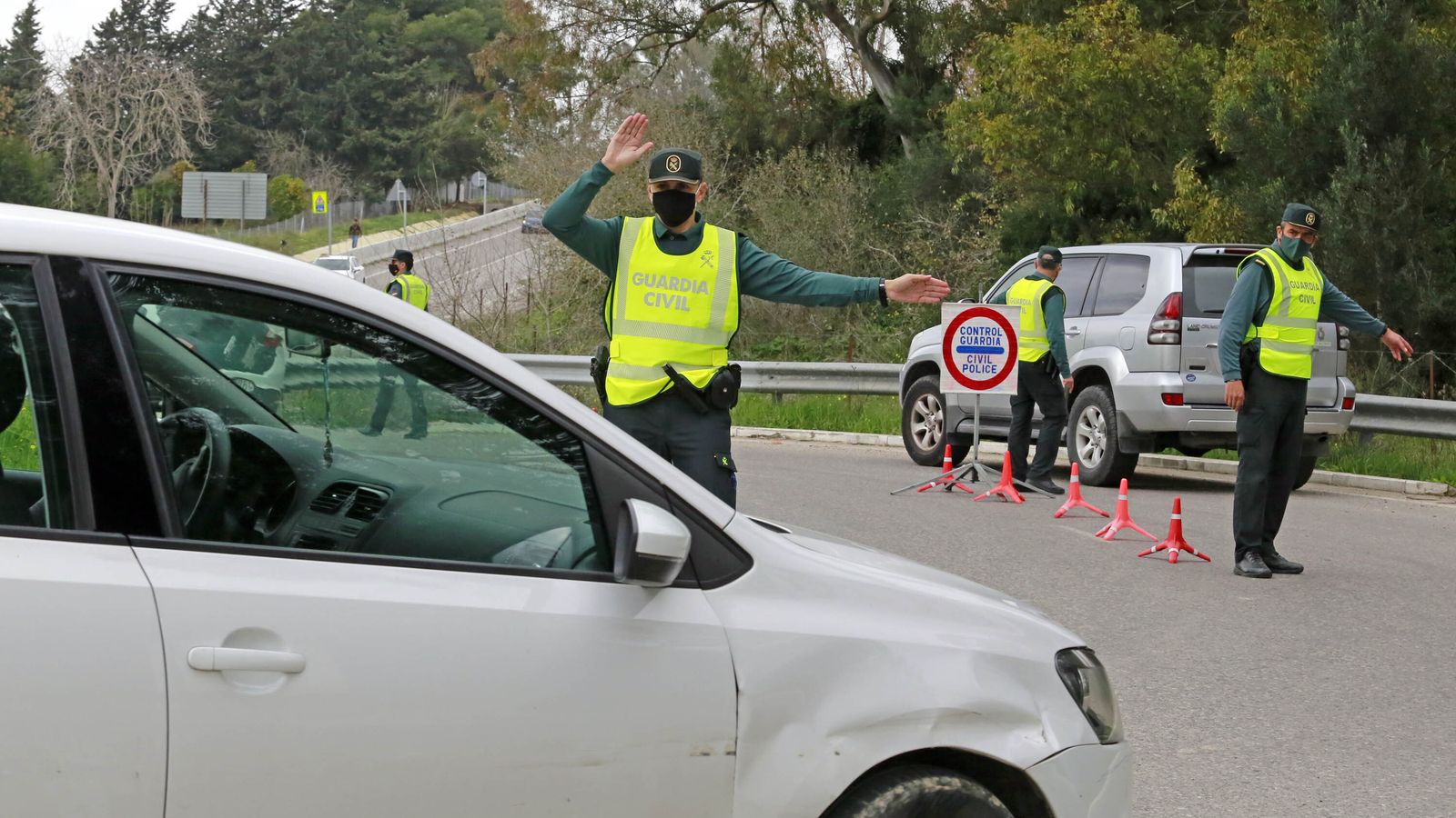 Coronavirus: control perimetral de la Guardia Civil en la rotonda de Estella