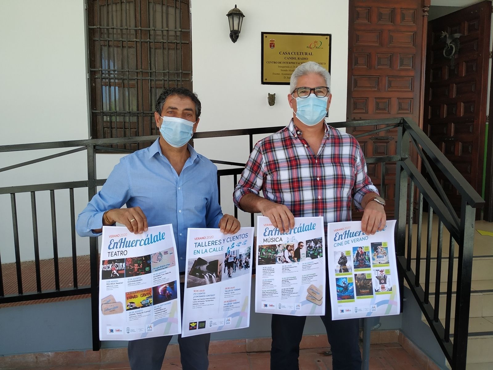 El alcalde de Huércal de Almería, Ismael Torres, junto al concejal de Cultura, Manu Abad, en la presentación de las actividades de verano del municipio