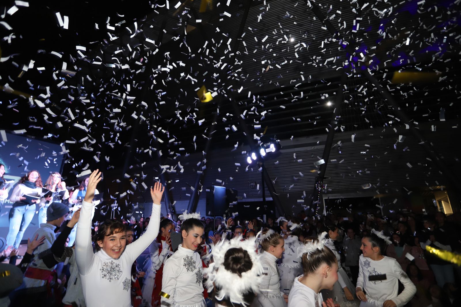 Imágenes  del alumbrado de Aqualon, que tuvo como padrino a Hugo Molina, finalista de Got Talent