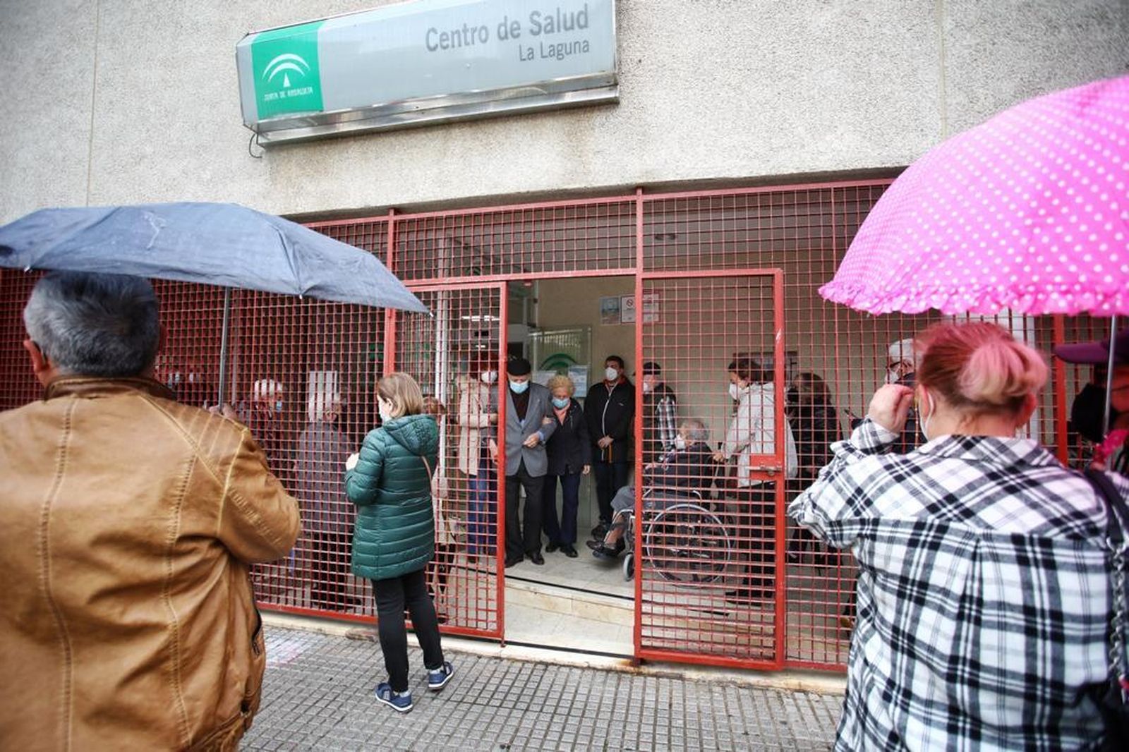 Entrada al centro de salud de La Laguna en la mañana de hoy.